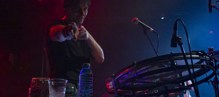 BARCELONA, ESPAÑA – JUNIO 6. Arturo García en concierto de Delaporte en la Sala Apolo el 6 de junio de 2021 en Barcelona, España. (Foto por Fernando Pérez)