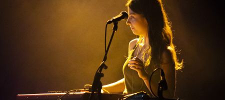 BARCELONA, ESPAÑA – JUNIO 6. Mayte González en concierto de Delaporte en la Sala Apolo el 6 de junio de 2021 en Barcelona, España. (Foto por Fernando Pérez)
