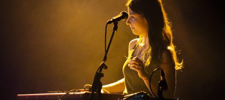 BARCELONA, ESPAÑA – JUNIO 6. Mayte González en concierto de Delaporte en la Sala Apolo el 6 de junio de 2021 en Barcelona, España. (Foto por Fernando Pérez)