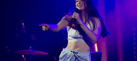 BARCELONA, ESPAÑA – JUNIO 6. Sandra Delaporte en concierto de Delaporte en la Sala Apolo el 6 de junio de 2021 en Barcelona, España. (Foto por Fernando Pérez)