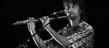 BARCELONA, ESPAÑA – MAYO 30. Alvaro Navarro durante el concierto de Pedro Pastor en el Teatro Borrás el 30 de mayo de 2021 en Barcelona, España. (Foto por Fernando Pérez)