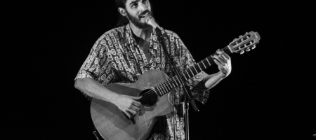 BARCELONA, ESPAÑA – MAYO 30. Pedro Pastor (Voz y Guitarra) en concierto en el Teatro Borrás el 30 de mayo de 2021 en Barcelona, España. (Foto por Fernando Pérez)