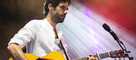 BARCELONA, ESPAÑA – JUNIO 13. Sergio Marqueta-Siibert (Teclado y Guitarra) de Sofía Ellar durente el cconcierto como parte del Cruïlla XXS en el Escenario del Estadio Olímpico ubicado en el Estadio Olímpico Lluís Companys el 13 de junio de 2021 en Barcelona, España. (Foto por Fernando Pérez)