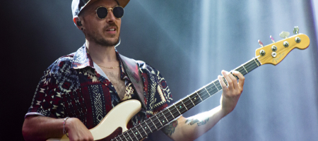 BARCELONA, ESPAÑA – JUNIO 13. Hache Navío (Bajo) de Sofía Ellar durente el concierto como parte del Cruïlla XXS en el Escenario del Estadio Olímpico ubicado en el Estadio Olímpico Lluís Companys el 13 de junio de 2021 en Barcelona, España. (Foto por Fernando Pérez)