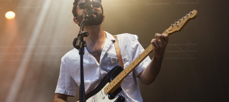 BARCELONA, ESPAÑA – JUNIO 13. Javi Rubio (Guitarra) de Sofía Ellar durante el concierto como parte del Cruïlla XXS en el Escenario del Estadio Olímpico ubicado en el Estadio Olímpico Lluís Companys el 13 de junio de 2021 en Barcelona, España. (Foto por Fernando Pérez)
