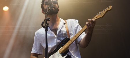 BARCELONA, ESPAÑA – JUNIO 13. Javi Rubio (Guitarra) de Sofía Ellar durante el concierto como parte del Cruïlla XXS en el Escenario del Estadio Olímpico ubicado en el Estadio Olímpico Lluís Companys el 13 de junio de 2021 en Barcelona, España. (Foto por Fernando Pérez)