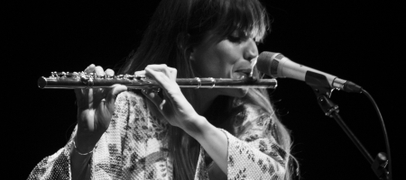 BARCELONA, ESPAÑA – MAYO 30. Ariadna Rubio de TéCanela en concierto en el Teatro Borrás el 30 de mayo de 2021 en Barcelona, España. (Foto por Fernando Pérez)