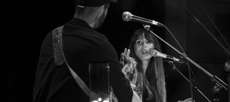 BARCELONA, ESPAÑA – MAYO 30. TéCanela (Jano Fernández (Guitarra y voz) y Ariadna Rubio (voz y flauta travesera)) en concierto en el Teatro Borrás el 30 de mayo de 2021 en Barcelona, España. (Foto por Fernando Pérez) TéCanela Pedro Pastor Barcelona