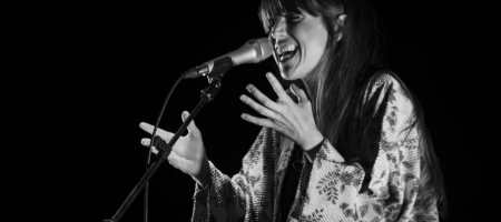 BARCELONA, ESPAÑA – MAYO 30. Ariadna Rubio de TéCanela en concierto en el Teatro Borrás el 30 de mayo de 2021 en Barcelona, España. (Foto por Fernando Pérez)