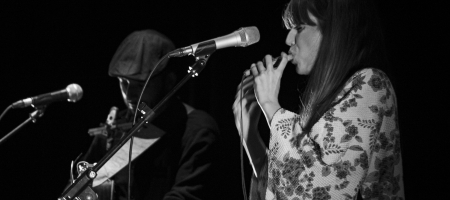 BARCELONA, ESPAÑA – MAYO 30. TéCanela (Jano Fernández (Guitarra y voz) y Ariadna Rubio (voz y flauta travesera)) en concierto en el Teatro Borrás el 30 de mayo de 2021 en Barcelona, España. (Foto por Fernando Pérez)