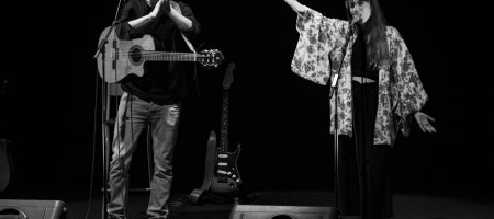BARCELONA, ESPAÑA – MAYO 30. TéCanela (Jano Fernández (Guitarra y voz) y Ariadna Rubio (voz y flauta travesera)) en concierto en el Teatro Borrás el 30 de mayo de 2021 en Barcelona, España. (Foto por Fernando Pérez) TéCanela Pedro Pastor Barcelona