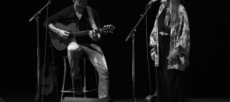 BARCELONA, ESPAÑA – MAYO 30. TéCanela (Jano Fernández (Guitarra y voz) y Ariadna Rubio (voz y flauta travesera)) en concierto en el Teatro Borrás el 30 de mayo de 2021 en Barcelona, España. (Foto por Fernando Pérez)