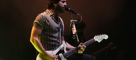 BARCELONA, ESPAÑA – JUNIO 17. Rafa Val (Voz, Guitarra) de Viva Suecia durante el concierto en el escenario principal del Festival Jardins de Pedralbes en los jardines del Palacio de Pedralbes el 17 de junio de 2021 en Barcelona, España. (Foto por Fernando Pérez)