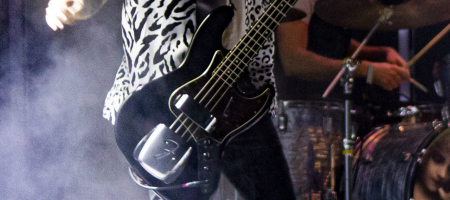 BARCELONA, ESPAÑA – JUNIO 17. Jess Fabric (Bajo) de Viva Suecia durante el concierto en el escenario principal del Festival Jardins de Pedralbes en los jardines del Palacio de Pedralbes el 17 de junio de 2021 en Barcelona, España. (Foto por Fernando Pérez) Viva Suecia Pedralbes