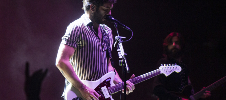 BARCELONA, ESPAÑA – JUNIO 17. Rafa Val (Voz, Guitarra) de Viva Suecia durante el concierto en el escenario principal del Festival Jardins de Pedralbes en los jardines del Palacio de Pedralbes el 17 de junio de 2021 en Barcelona, España. (Foto por Fernando Pérez)