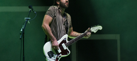 BARCELONA, ESPAÑA – JUNIO 17. Rafa Val (Voz, Guitarra) de Viva Suecia durante el concierto en el escenario principal del Festival Jardins de Pedralbes en los jardines del Palacio de Pedralbes el 17 de junio de 2021 en Barcelona, España. (Foto por Fernando Pérez)