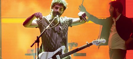 BARCELONA, ESPAÑA – JUNIO 17. Rafa Val (Voz, Guitarra) de Viva Suecia durante el concierto en el escenario principal del Festival Jardins de Pedralbes en los jardines del Palacio de Pedralbes el 17 de junio de 2021 en Barcelona, España. (Foto por Fernando Pérez)