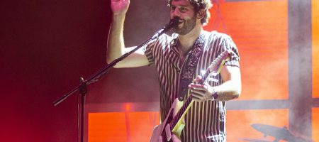 BARCELONA, ESPAÑA – JUNIO 17. Rafa Val (Voz, Guitarra) de Viva Suecia durante el concierto en el escenario principal del Festival Jardins de Pedralbes en los jardines del Palacio de Pedralbes el 17 de junio de 2021 en Barcelona, España. (Foto por Fernando Pérez)