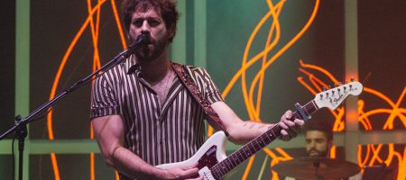 BARCELONA, ESPAÑA – JUNIO 17. Rafa Val (Voz, Guitarra) de Viva Suecia durante el concierto en el escenario principal del Festival Jardins de Pedralbes en los jardines del Palacio de Pedralbes el 17 de junio de 2021 en Barcelona, España. (Foto por Fernando Pérez)
