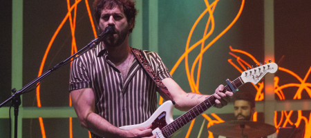 BARCELONA, ESPAÑA – JUNIO 17. Rafa Val (Voz, Guitarra) de Viva Suecia durante el concierto en el escenario principal del Festival Jardins de Pedralbes en los jardines del Palacio de Pedralbes el 17 de junio de 2021 en Barcelona, España. (Foto por Fernando Pérez)
