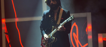BARCELONA, ESPAÑA – JUNIO 17. Alberto Cantúa (Guitarra) de Viva Suecia durante el concierto en el escenario principal del Festival Jardins de Pedralbes en los jardines del Palacio de Pedralbes el 17 de junio de 2021 en Barcelona, España. (Foto por Fernando Pérez)