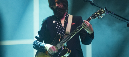 BARCELONA, ESPAÑA – JUNIO 17. Alberto Cantúa (Guitarra) de Viva Suecia durante el concierto en el escenario principal del Festival Jardins de Pedralbes en los jardines del Palacio de Pedralbes el 17 de junio de 2021 en Barcelona, España. (Foto por Fernando Pérez)