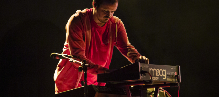 BARCELONA, ESPAÑA – JUNIO 18. Manuel Cabezalí músico de la banda de Zahara en concierto en el escenario principal del Festival Jardins de Pedralbes en los jardines del Palacio de Pedralbes el 18 de junio de 2021 en Barcelona, España. (Foto por Fernando Pérez)