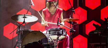 BARCELONA, ESPAÑA – JUNIO 18. Zahara en concierto en el escenario principal del Festival Jardins de Pedralbes en los jardines del Palacio de Pedralbes el 18 de junio de 2021 en Barcelona, España. (Foto por Fernando Pérez) Zahara Festival Jardins de Pedralbes