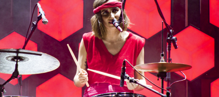 BARCELONA, ESPAÑA – JUNIO 18. Zahara en concierto en el escenario principal del Festival Jardins de Pedralbes en los jardines del Palacio de Pedralbes el 18 de junio de 2021 en Barcelona, España. (Foto por Fernando Pérez) Zahara Festival Jardins de Pedralbes