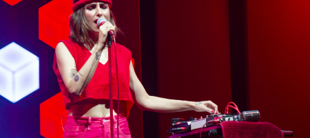 BARCELONA, ESPAÑA – JUNIO 18. Zahara en concierto en el escenario principal del Festival Jardins de Pedralbes en los jardines del Palacio de Pedralbes el 18 de junio de 2021 en Barcelona, España. (Foto por Fernando Pérez)