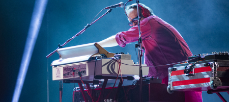 BARCELONA, ESPAÑA – JUNIO 18. Martí Perarnau música de Zahara en concierto en el escenario principal del Festival Jardins de Pedralbes en los jardines del Palacio de Pedralbes el 18 de junio de 2021 en Barcelona, España. (Foto por Fernando Pérez)