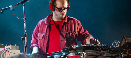 BARCELONA, ESPAÑA – JUNIO 18. Martí Perarnau música de Zahara en concierto en el escenario principal del Festival Jardins de Pedralbes en los jardines del Palacio de Pedralbes el 18 de junio de 2021 en Barcelona, España. (Foto por Fernando Pérez)