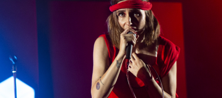 BARCELONA, ESPAÑA – JUNIO 18. Zahara en concierto en el escenario principal del Festival Jardins de Pedralbes en los jardines del Palacio de Pedralbes el 18 de junio de 2021 en Barcelona, España. (Foto por Fernando Pérez)