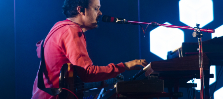 BARCELONA, ESPAÑA – JUNIO 18. Manuel Cabezalí músico de la banda de Zahara en concierto en el escenario principal del Festival Jardins de Pedralbes en los jardines del Palacio de Pedralbes el 18 de junio de 2021 en Barcelona, España. (Foto por Fernando Pérez)