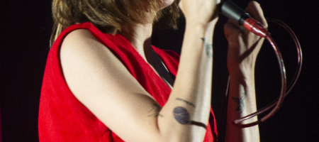 BARCELONA, ESPAÑA – JUNIO 18. Zahara en concierto en el escenario principal del Festival Jardins de Pedralbes en los jardines del Palacio de Pedralbes el 18 de junio de 2021 en Barcelona, España. (Foto por Fernando Pérez)