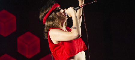 BARCELONA, ESPAÑA – JUNIO 18. Zahara en concierto en el escenario principal del Festival Jardins de Pedralbes en los jardines del Palacio de Pedralbes el 18 de junio de 2021 en Barcelona, España. (Foto por Fernando Pérez) Zahara Festival Jardins de Pedralbes