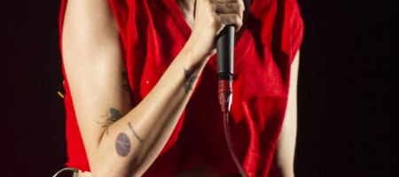 BARCELONA, ESPAÑA – JUNIO 18. Zahara en concierto en el escenario principal del Festival Jardins de Pedralbes en los jardines del Palacio de Pedralbes el 18 de junio de 2021 en Barcelona, España. (Foto por Fernando Pérez)