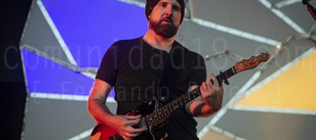 BARCELONA, ESPAÑA – JULIO 9. Juan Aguirre (Guitarra) de Amaral en concierto en el Escenario Estrella Damm del Festival Cruïlla 2021 el 9 de julio de 2021 en Barcelona, España. (Foto por Fernando Pérez)