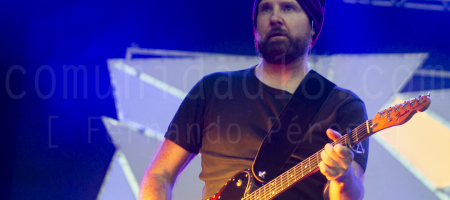 BARCELONA, ESPAÑA – JULIO 9. Juan Aguirre (Guitarra) de Amaral en concierto en el Escenario Estrella Damm del Festival Cruïlla 2021 el 9 de julio de 2021 en Barcelona, España. (Foto por Fernando Pérez)
