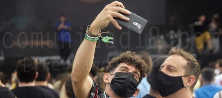 BARCELONA, ESPAÑA – JULIO 8. Chicos haciendo selfie durante el concierto de Rayden en el Escenario Cruïlla Enamora del Festival Cruïlla 2021 el 8 de julio de 2021 en Barcelona, España. (Foto por Fernando Pérez) Cruïlla