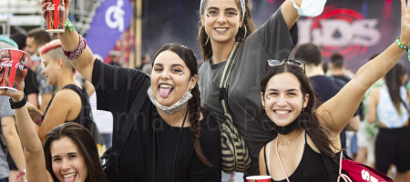 BARCELONA, ESPAÑA – JULIO 8. Chicas posando durante Festival Cruïlla 2021 el 8 de julio de 2021 en Barcelona, España. (Foto por Fernando Pérez)