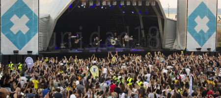 BARCELONA, ESPAÑA – JULIO 10. Coque Malla en concierto en el Escenario Time Out del Festival Cruïlla 2021 el 10 de julio de 2021 en Barcelona, España. (Foto por Fernando Pérez) Cruïlla