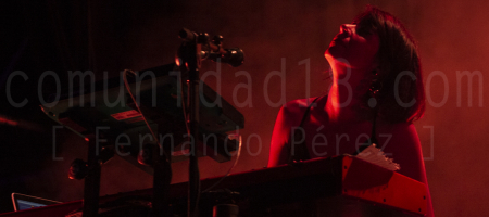 BARCELONA, ESPAÑA – JULIO 10. Belly Hernández (Teclados) de Dorian en concierto en el Escenario Estrella Damm del Festival Cruïlla 2021 el 10 de julio de 2021 en Barcelona, España. (Foto por Fernando Pérez)