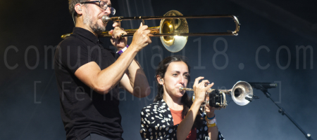 BARCELONA, ESPAÑA – JULIO 9. Xavi Ciurans y Berta Gala (Trompeta) de Gertrudis durante el concierto de la banda en el Escenario Time Out del Festival Cruïlla 2021 el 9 de julio de 2021 en Barcelona, España. (Foto por Fernando Pérez)