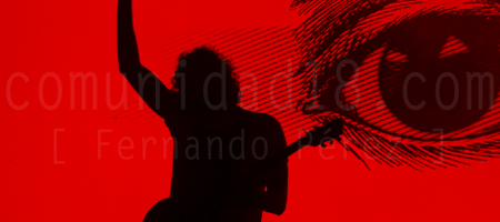 BARCELONA, ESPAÑA – JULIO 10. Mikel Izal (Voz y guitarra) de IZAL en concierto en el Escenario Estrella Damm del Festival Cruïlla 2021 el 10 de julio de 2021 en Barcelona, España. (Foto por Fernando Pérez)