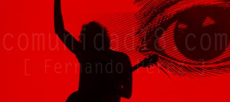 BARCELONA, ESPAÑA – JULIO 10. Mikel Izal (Voz y guitarra) de IZAL en concierto en el Escenario Estrella Damm del Festival Cruïlla 2021 el 10 de julio de 2021 en Barcelona, España. (Foto por Fernando Pérez)