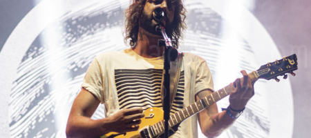 BARCELONA, ESPAÑA – JULIO 10. Mikel Izal (Voz y guitarra) de IZAL en concierto en el Escenario Estrella Damm del Festival Cruïlla 2021 el 10 de julio de 2021 en Barcelona, España. (Foto por Fernando Pérez) Cruïlla