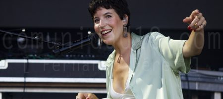 BARCELONA, ESPAÑA – JULIO 10. Leire Villanueva (Iseo) de Iseo and dodosound en concierto en el Escenario Estrella Damm del Festival Cruïlla 2021 el 10 de julio de 2021 en Barcelona, España. (Foto por Fernando Pérez)