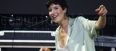 BARCELONA, ESPAÑA – JULIO 10. Leire Villanueva (Iseo) de Iseo and dodosound en concierto en el Escenario Estrella Damm del Festival Cruïlla 2021 el 10 de julio de 2021 en Barcelona, España. (Foto por Fernando Pérez)