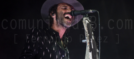 BARCELONA, ESPAÑA – JULIO 10. Leiva en concierto en el Escenario Curïlla Enamora del Festival Cruïlla 2021 el 10 de julio de 2021 en Barcelona, España. (Foto por Fernando Pérez)